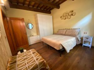 a bedroom with a bed and a wooden floor at relais L’Imperatore in Prato