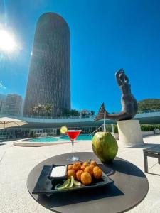 un plato de comida en una mesa con una bebida en Hotel Nacional Rio de Janeiro, en Río de Janeiro