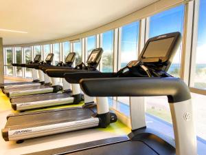 una fila de cintas de correr en un gimnasio con ventanas en Hotel Nacional Rio de Janeiro, en Río de Janeiro