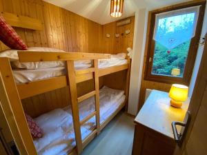 Cette chambre dispose de lits superposés et de 2 lits superposés dans une cabine. dans l'établissement Appartement La Clusaz, 4 pièces, 6 personnes - FR-1-459-45, à La Clusaz