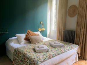 a bedroom with a bed with two towels on it at Le Logis des Mariniers in Chalonnes-sur-Loire