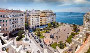 eine Luftansicht einer Stadt mit Meerblick in der Unterkunft Luxury House for all Seasons in Thessaloniki