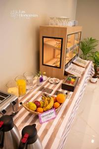 un buffet con un cesto di frutta su un tavolo di Las Hortensias Hotel a Monteros