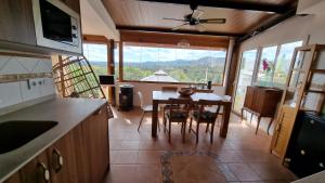 eine Küche und ein Esszimmer mit einem Tisch und Stühlen in der Unterkunft Casa Rural Buenavista Pedralba in Pedralba