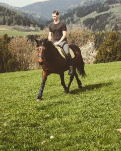 Ein Mann reitet auf einem Feld in der Unterkunft Unplugged Almhütte Waldbauer in Reichenfels