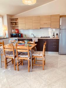 カーヴァ・デ・ティッレーニにあるMary House - Amalfi Coastのキッチン(テーブル、椅子、冷蔵庫付)
