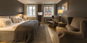 una camera d'albergo con un letto e un divano di V Hotel Helsingborg; BW Premier Collection a Helsingborg