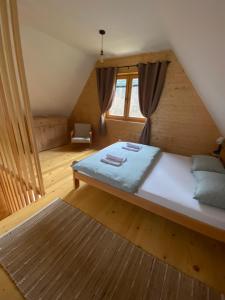 A bed or beds in a room at Apartman Lenka