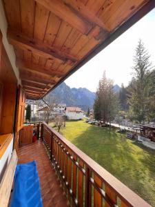 balcón con vistas al campo y a las montañas en DaRenato, en Santo Stefano di Cadore