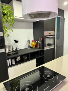 a kitchen with a black and white counter top at Anne´s Corner in Cala del Moral