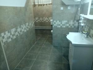 Bilik mandi di Apartmani Ćosić
