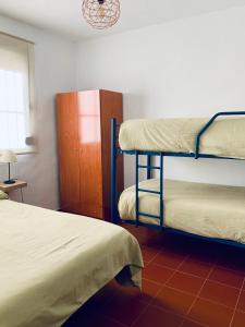 Guadalcanal的住宿－Casa rural Arroyo Marco，客房设有两张双层床和一盏灯。