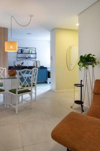 Il comprend une cuisine et un salon avec une table et des chaises. dans l'établissement Apartamento com a cara de Maceió, à Maceió