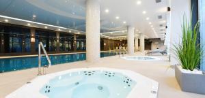 Bazén v ubytovaní Nadmorskie Tarasy Apartament 215 A Eltom Tour alebo v jeho blízkosti