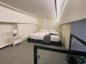 Habitación de hotel con cama y TV en Domus 21 - Entreparedes en Oporto