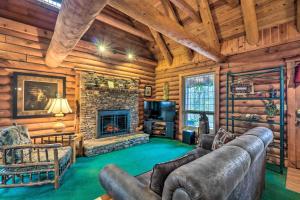 Χώρος καθιστικού στο Gatlinburg Log Cabin with Hot Tub and Mountain Views!