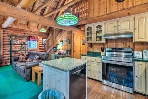 Η κουζίνα ή μικρή κουζίνα στο Gatlinburg Log Cabin with Hot Tub and Mountain Views!