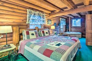 Ένα ή περισσότερα κρεβάτια σε δωμάτιο στο Gatlinburg Log Cabin with Hot Tub and Mountain Views! +18 φωτογραφίες