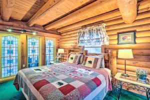 - une chambre avec un lit dans une cabane en rondins dans l'établissement Gatlinburg Log Cabin with Hot Tub and Mtn Views!, à Gatlinburg