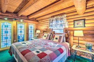 Ένα ή περισσότερα κρεβάτια σε δωμάτιο στο Gatlinburg Log Cabin with Hot Tub and Mountain Views!