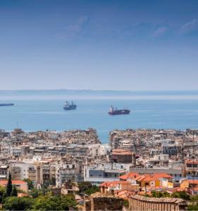 Eine Stadt mit drei Schiffen im Wasser in der Unterkunft Villa Joanna in Thessaloniki