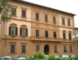 フィレンツェにあるPALAZZO TESTA - LOCAZIONE TURISTICAの大きなレンガ造りの建物で、窓とバルコニーが付いています。
