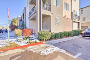 um parque de estacionamento em frente a um edifício de apartamentos em Pet-Friendly Denver Escape with Private Balcony em Denver