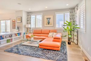 uma sala de estar com um sofá laranja e uma mesa em Pet-Friendly Denver Escape with Private Balcony em Denver