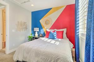um quarto com uma cama com uma parede colorida em Pet-Friendly Denver Escape with Private Balcony em Denver
