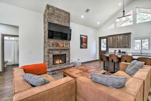 un salon avec deux canapés et une cheminée dans l'établissement Pet-Friendly Show Low Cabin Near Hiking!, à Show Low 21 autres photos