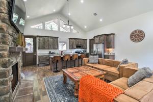 un salon avec un canapé et une table dans l'établissement Pet-Friendly Show Low Cabin Near Hiking!, à Show Low