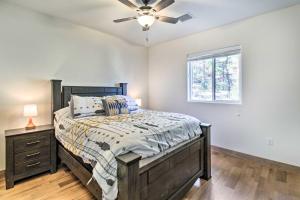 une chambre avec un lit et un ventilateur de plafond dans l'établissement Pet-Friendly Show Low Cabin Near Hiking!, à Show Low