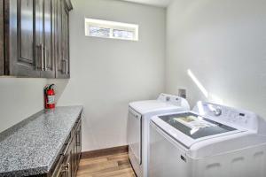 une cuisine avec un lave-linge blanc et un sèche-linge. dans l'établissement Pet-Friendly Show Low Cabin Near Hiking!, à Show Low