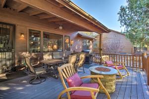 une terrasse avec des chaises et des tables sur une maison dans l'établissement On-Site Trails and Deck Show Low Cabin!, à Show Low