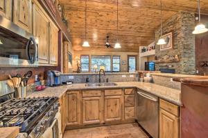 - une cuisine avec des placards en bois et une cuisinière dans l'établissement On-Site Trails and Deck Show Low Cabin!, à Show Low