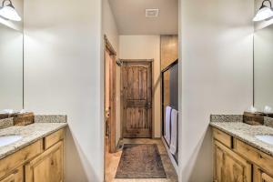 La salle de bains est pourvue de 2 lavabos et d'une porte. dans l'établissement On-Site Trails and Deck Show Low Cabin!, à Show Low 49 autres photos