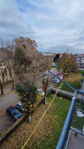 balkon z widokiem na miasto w obiekcie Studio apartman Bruna w mieście Ðakovo