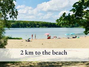 a beach with people on it with the words km to the beach at Komfortables bestens ausgestattetes Appartement Nähe Karlsruhe & KIT in Linkenheim-Hochstetten