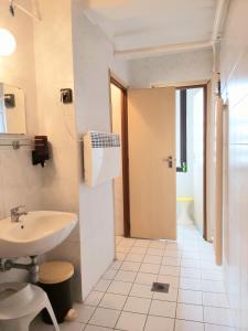 ein Bad mit einem Waschbecken und einem WC in der Unterkunft HAVAR Resort in Mátraszentimre