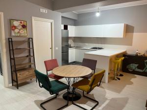cocina con mesa y sillas en una habitación en LUxRO Home en Crotone