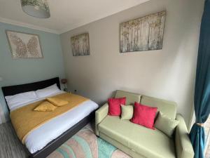 um quarto com uma cama e um sofá em Adorable one-bed place in Cambridgeshire em March