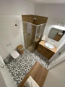 W łazience znajduje się prysznic, toaleta i umywalka. w obiekcie APARTAMENTY GUZIK w Krośnie