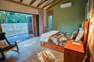 um quarto com uma cama e piso em madeira em The Cottage Farm em Stellenbosch