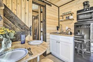 eine Küche mit einem Tisch und einem Waschbecken in der Unterkunft Tiny Home with Hot Tub By Mohican State Park! in Loudonville