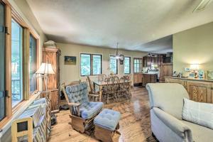 een woonkamer met een bank en stoelen en een keuken bij Charming and Secluded Riverside Cabin and 3 Decks in North Vernon