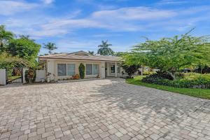 uma casa com uma entrada de tijolos em frente em Family Friendly Home- 7 Minutes from the Beach! em Fort Lauderdale