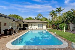 uma piscina no quintal de uma casa em Family Friendly Home- 7 Minutes from the Beach! em Fort Lauderdale