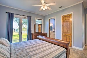 Katil atau katil-katil dalam bilik di Charming Gainesville Retreat Barn, Horses Welcome