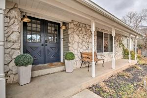 una casa con una porta blu e una panchina sul portico di Spacious Layton Retreat with Private Hot Tub! a Layton