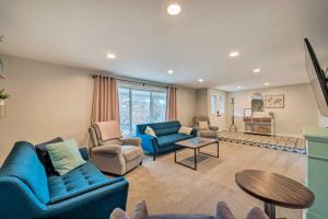 Fotografie z fotogalerie ubytování Spacious Layton Retreat with Private Hot Tub! v destinaci Layton